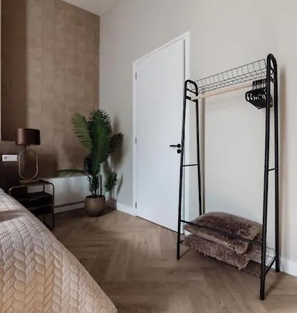 High End 1br Center